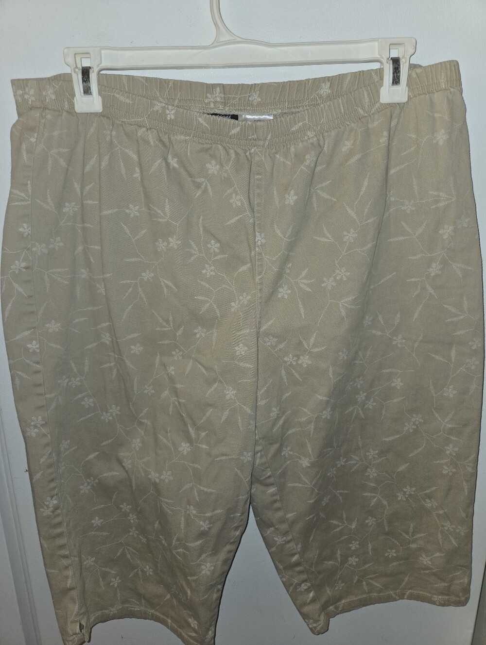 Just My Size Light Beige Floral Capris